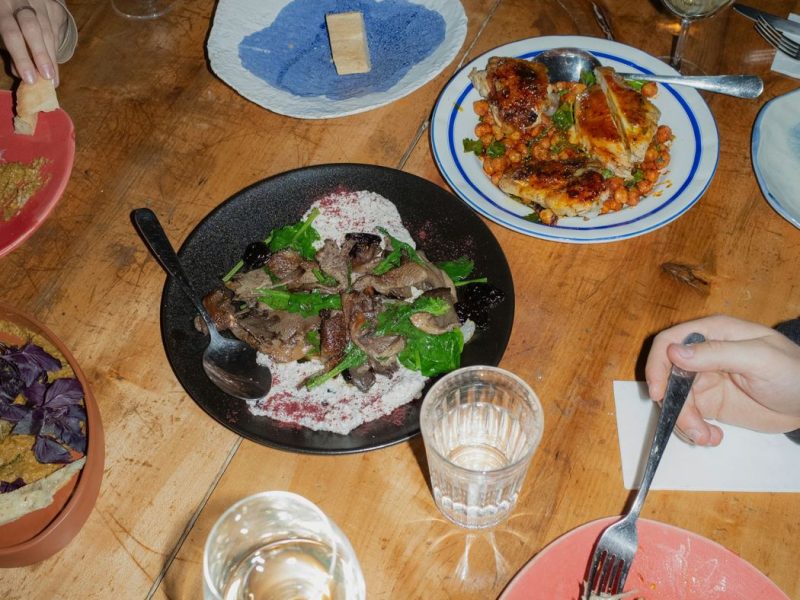 Grande tablée autour d’un repas