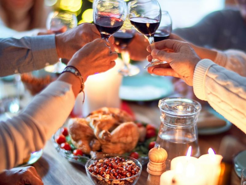 Invités qui trinquent autour d’une table de fête