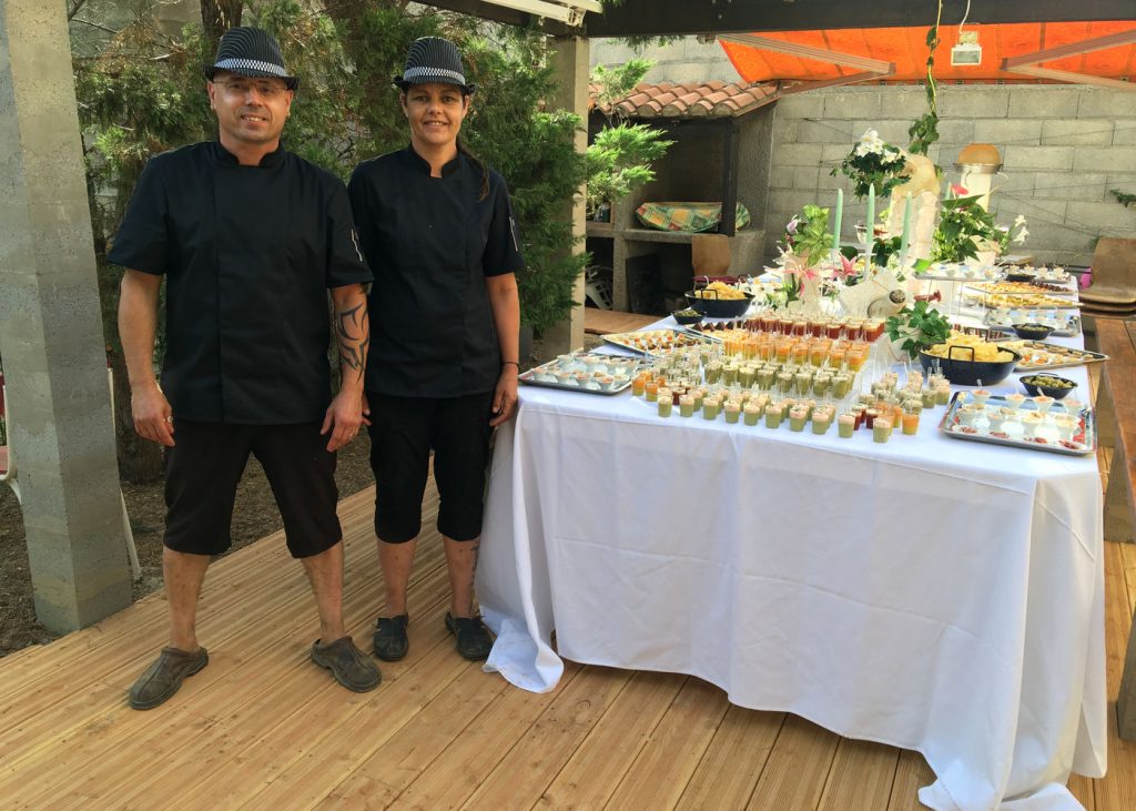 Babs et Aurore devant un buffet du 1026