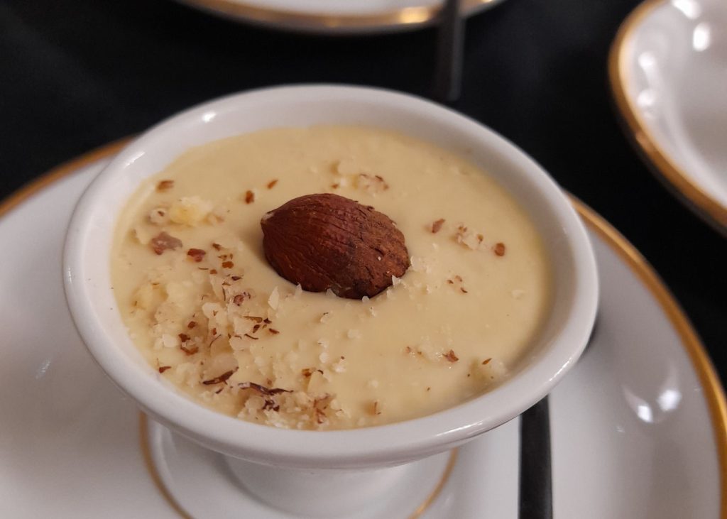 Crème dessert du 1026 dans un ramequin, parsemée d’amandes
