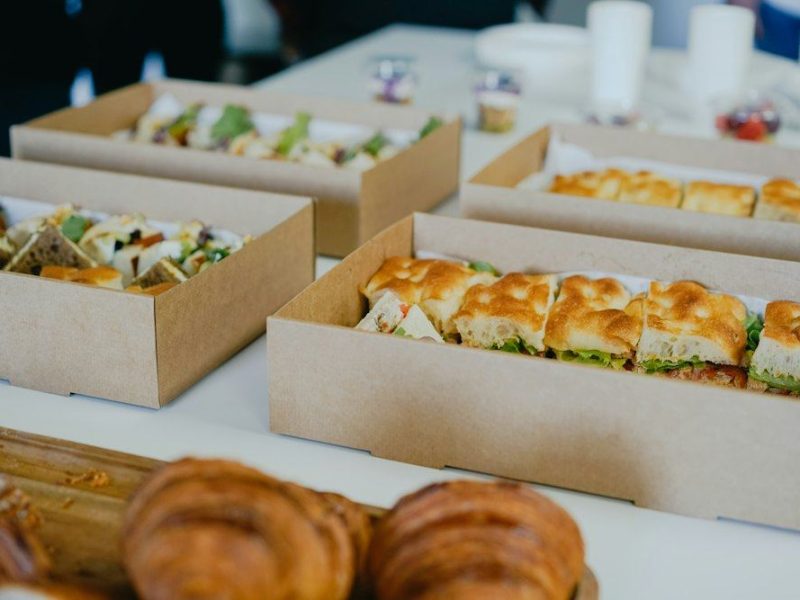 Sandwichs et viennoiseries dans des boîtes en carton