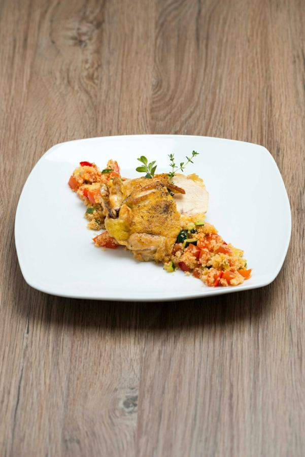 Assiette de semoule aux légumes et à la viande