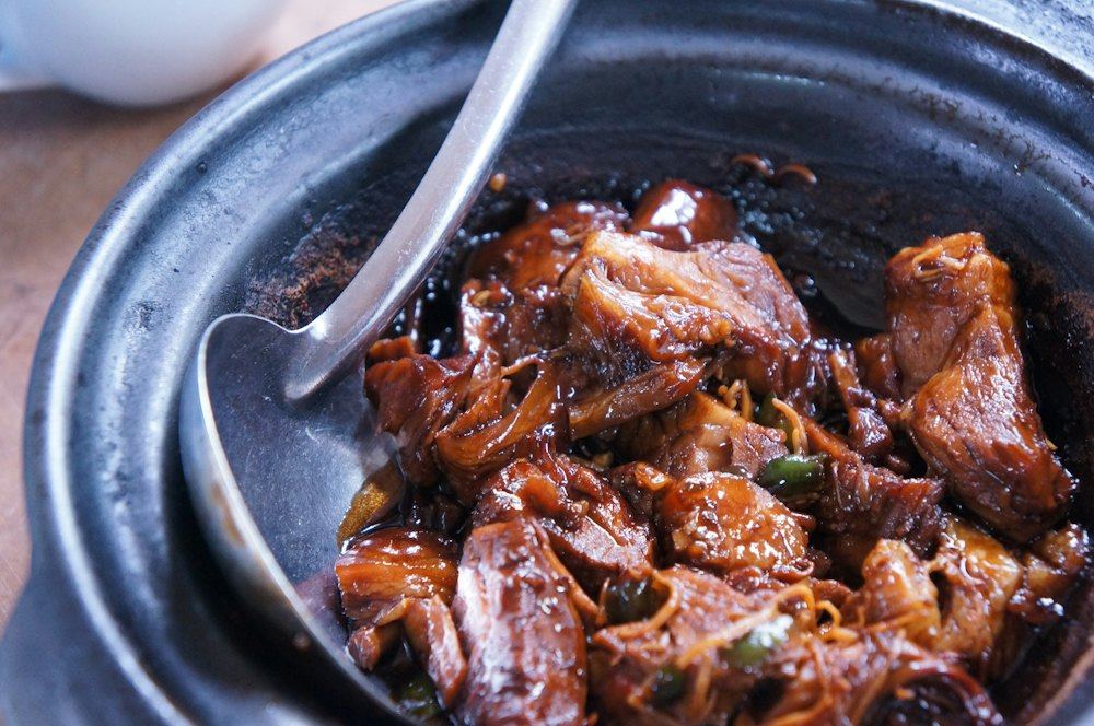 Porc au caramel dans une cocotte en fonte