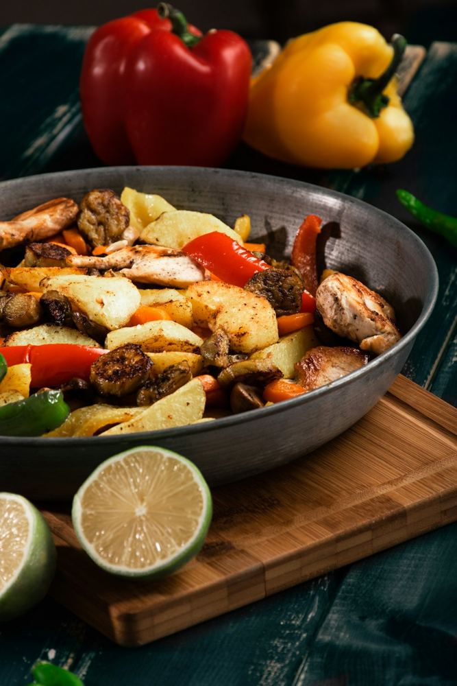 Poêlée de poulet aux poivrons, citron vert à côté