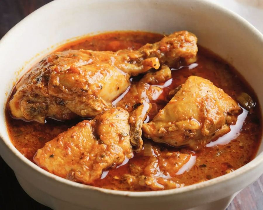 Cuisses de poulet en sauce au curry dans un bol