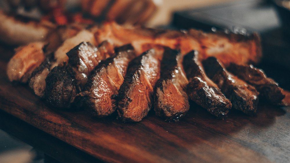 Viande rôtie tranchée sur une planche en bois