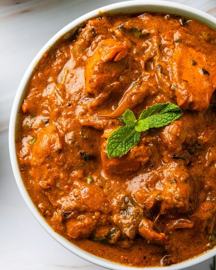 Poulet en sauce orangée et feuille de menthe, dans un bol