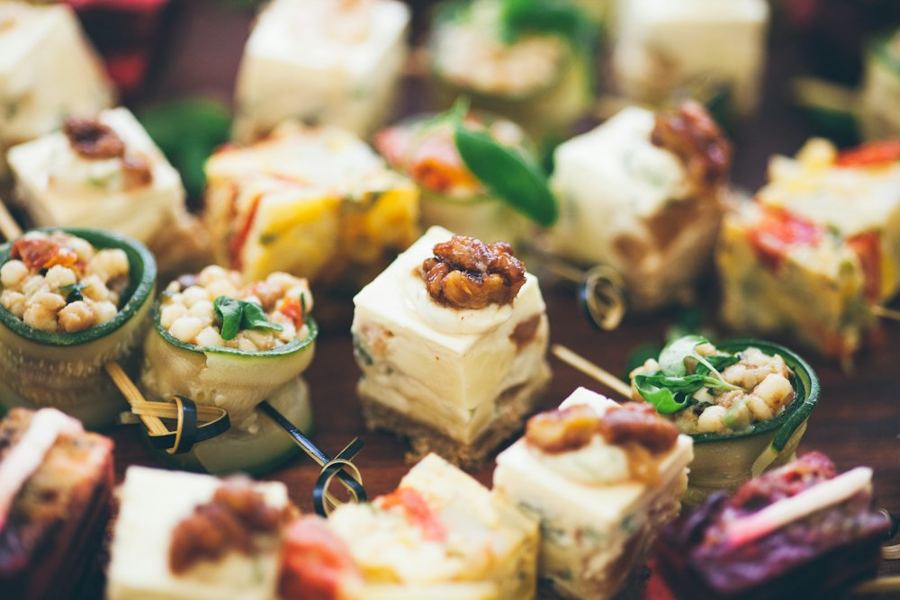 Bouchées apéritives sur piques : cubes garnis de noix et roulés de courgette