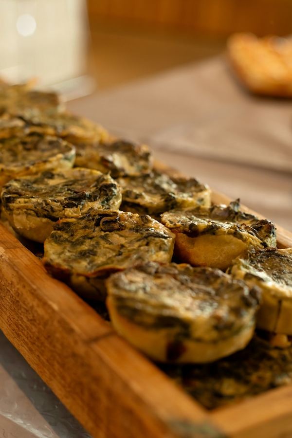 Petites tartelettes salées gratinées sur une planche en bois