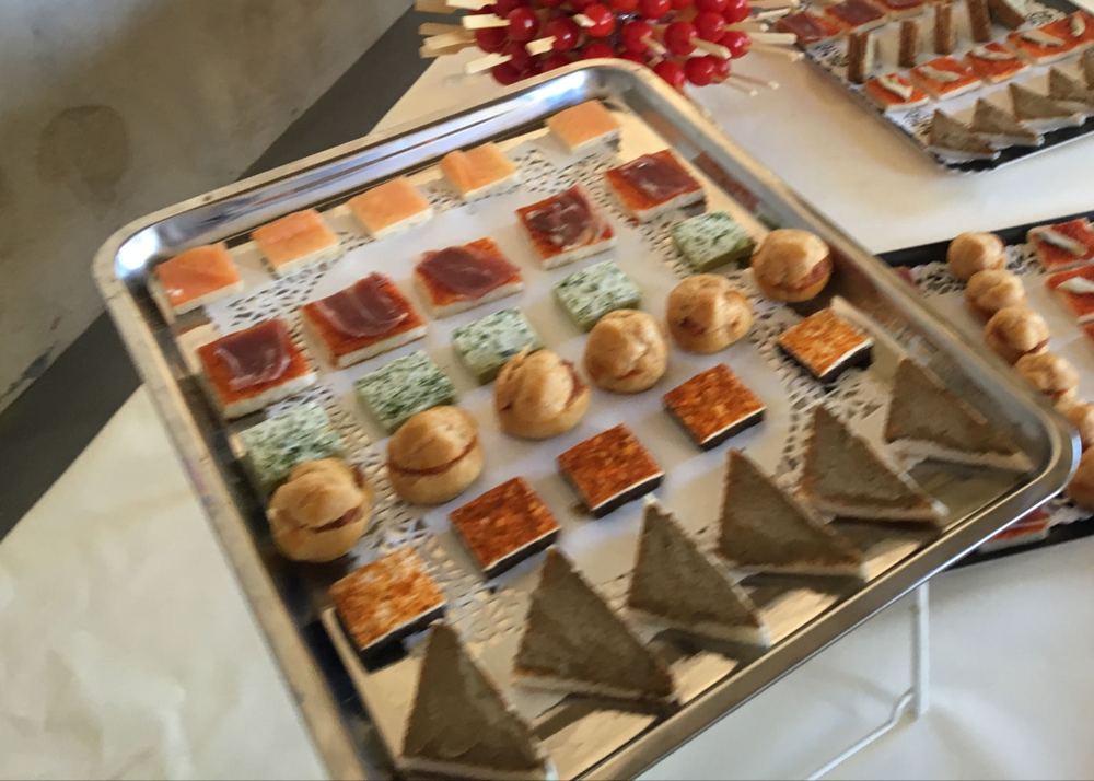 Plateau La Tournée : canapés carrés, petits choux garnis et toasts en triangle sur papier dentelle
