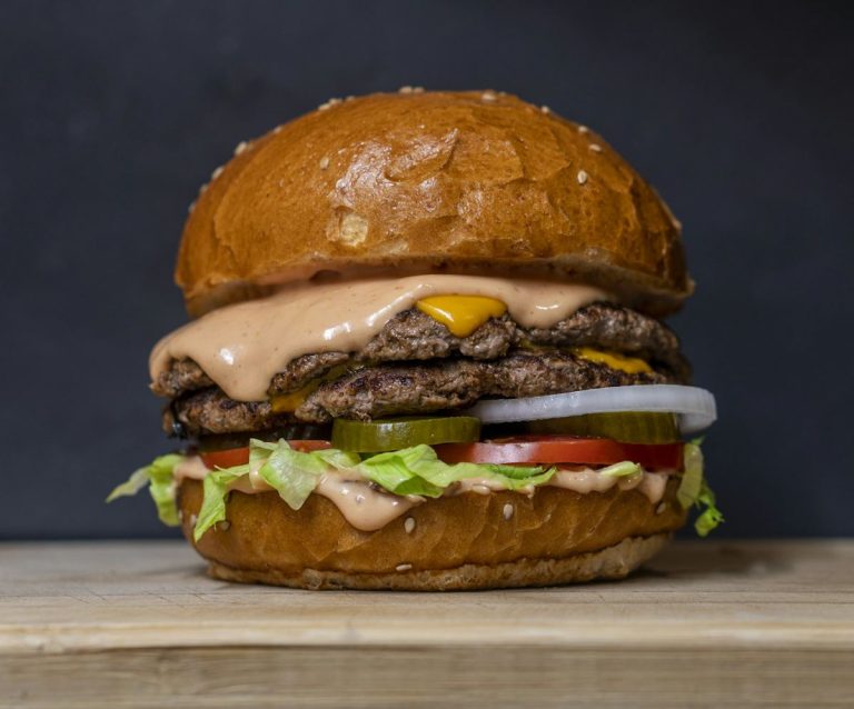 Burger double steak, cheddar et crudités