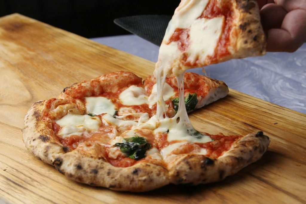 Pizza margherita, une part soulevée